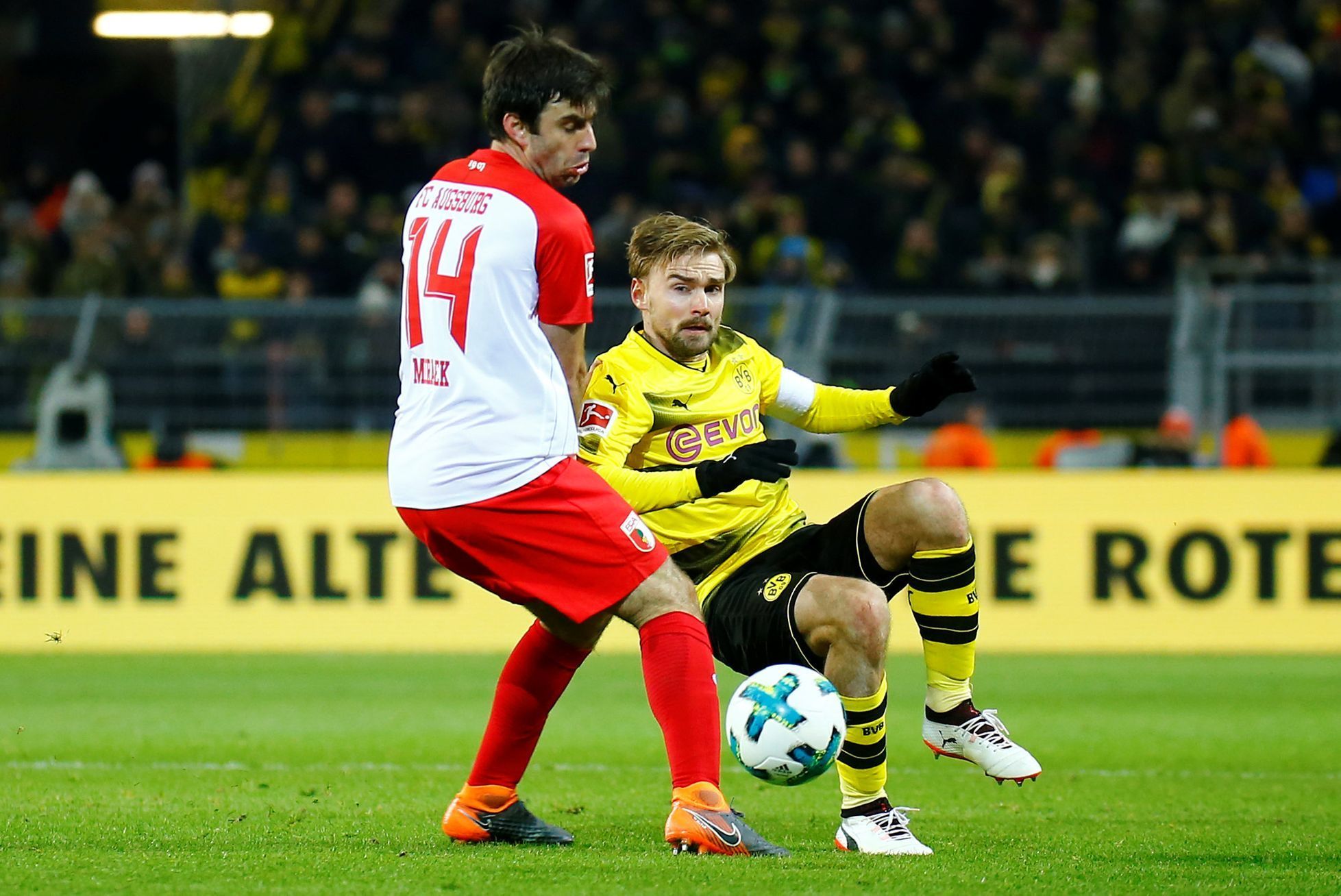 fotbal, německá liga 2017/2018, Dortmund - Augsburg, Marcel Schmelzer, Jan Morávek