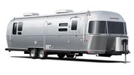 Karavan Airstream - Legendární přívěsy se vyrábí v americkém Ohiu. Každý fanoušek je pozná podle jejich typického aerodynamického tvaru a povrchu z leštěného hliníku.