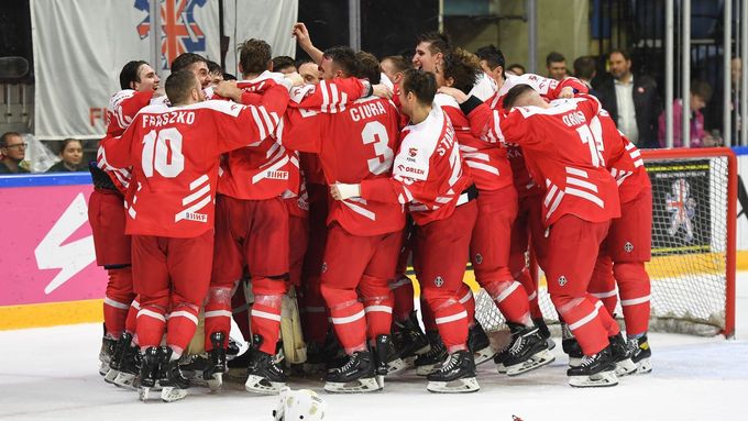 Poláci slaví po výhře nad Rumunskem 6:2 postup do elitní skupiny mistrovství světa v hokeji.