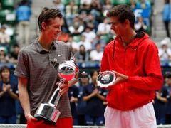 Vítězná trofej pro Tomáše Berdycha, Juan Martin Del Potro dostal jen finálový talíř)