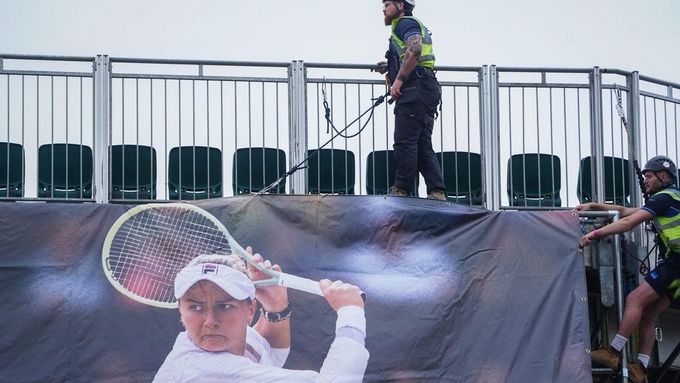 Plakát s Barborou Krejčíkovou v areálu All England Clubu