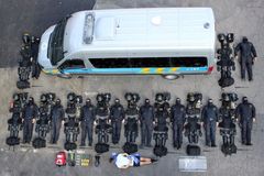 Co se kam vejde? Výzvu Tetris challenge plní čeští hasiči i protestující z Hongkongu