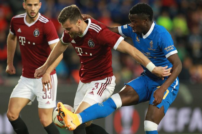 Dávid Hancko a  Ondřej Čelůstka v zápase skupiny A EL Sparta - Rangers