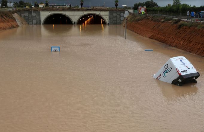 Záplavy si vyžádaly už čtyři oběti na životech. Dva lidé se utopili poté, co jejich auta zaplavila voda.