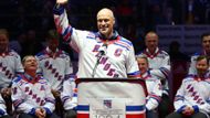 Nejprve se podívejme, koho už Ovečkin překonal. Na dres s osmičkou na zádech se zezadu dívají třeba Marcel Dionne (731 branek), Phil Esposito (717) nebo Mark Messier (694, na snímku).