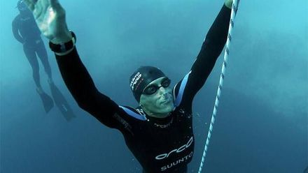 Novozélanďan překonal v nejhlubší mořské jámě rekord ve volném potápění