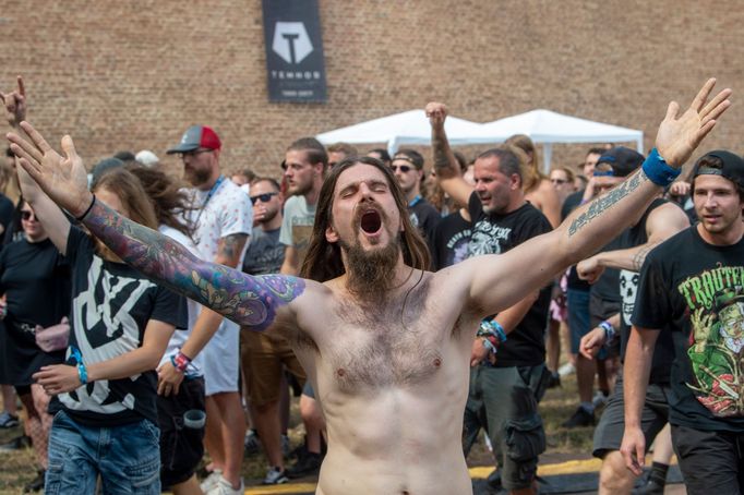 Návštěvníci festivalu Brutal Assault.