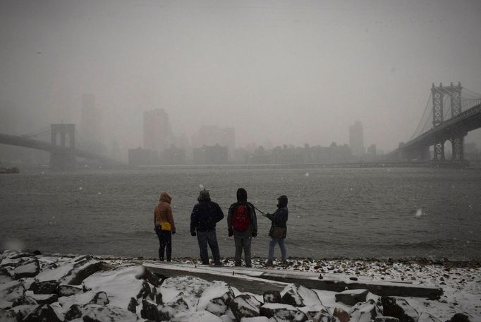 East River a newyorský přístav v Brooklynu v New Yorku, v odpoledních hodinách 26. ledna 2015.