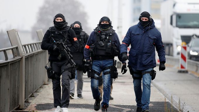 Policie pátrá po útočníkovi z adventních trhů ve Štrasburku.