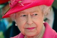 Královna podezřívala policii, že v paláci ujídá oříšky