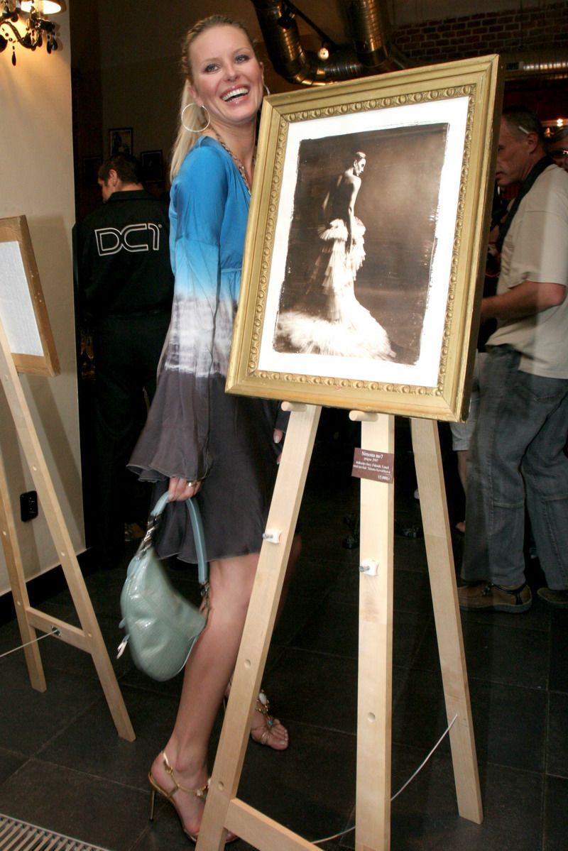 Simona Krainová s obrazem, který byl vydražen za nejvyšší cenu