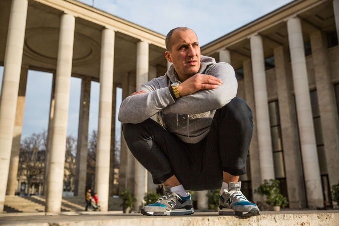 Vjeran Tomic, známý jako "Spiderman", před budovou soudu v Paříži během procesu v roce 2017, kdy byl odsouzen za krádež pěti obrazů z Muzea moderního umění v roce 2010.