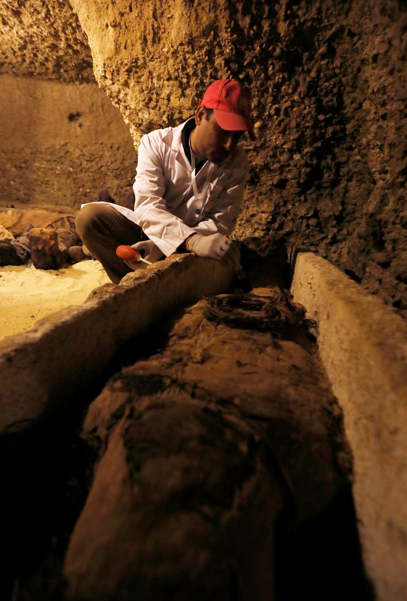 Archeologové objevili v egyptské provincii Mínjá jižně od Káhiry starověké pohřební komory, ve kterých se nachází asi 40 mumií různé velikosti i pohlaví.