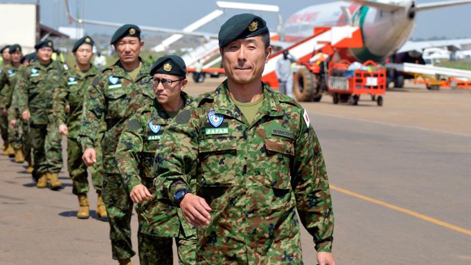 Členové japonských mírových sil na letišti v Jubě.