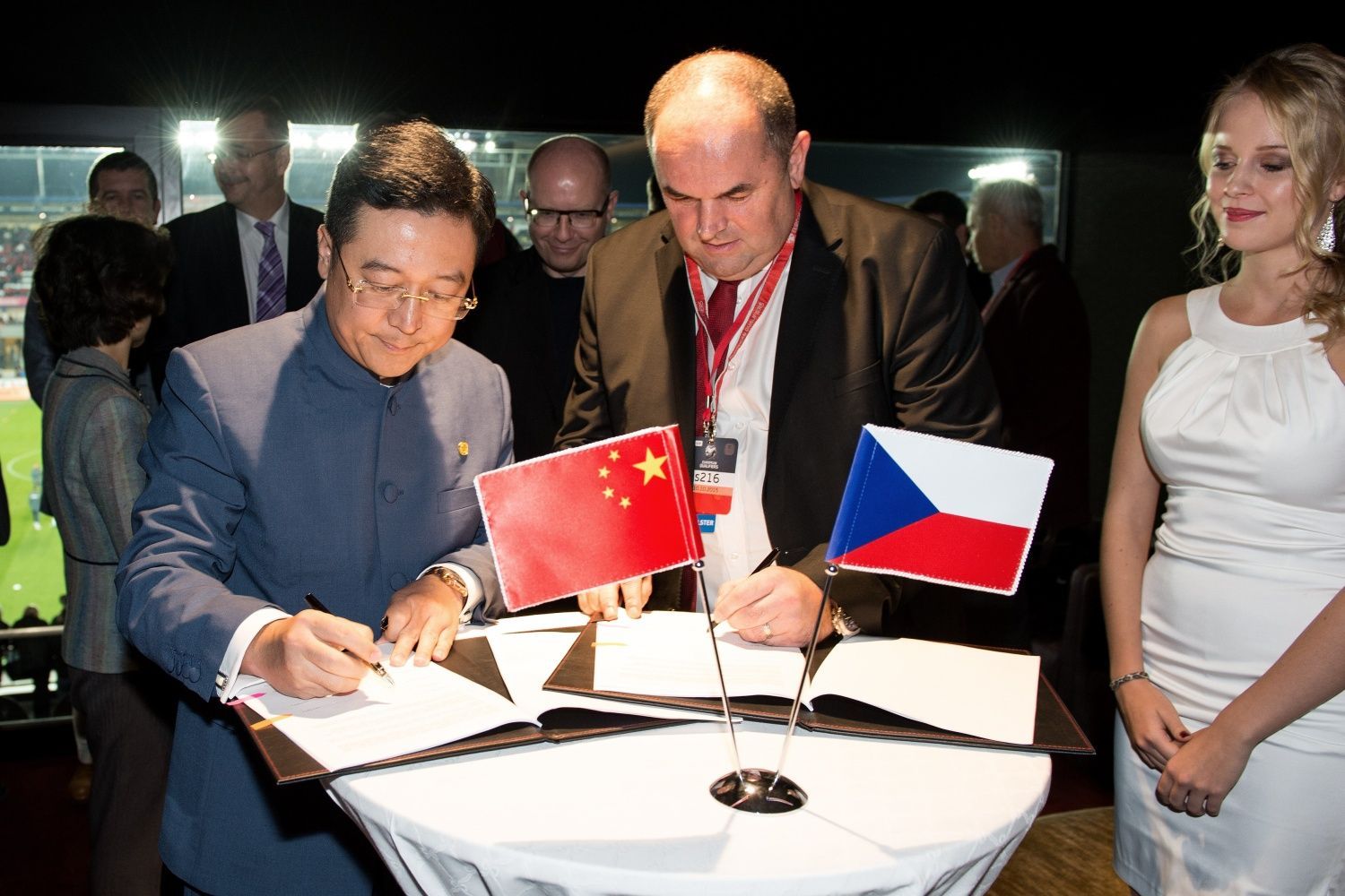 Podpis smlouvy mezi FAČR a CEFC: Chan Chauto, prezident China CEFC Energy Company Limited a Miroslav Pelta