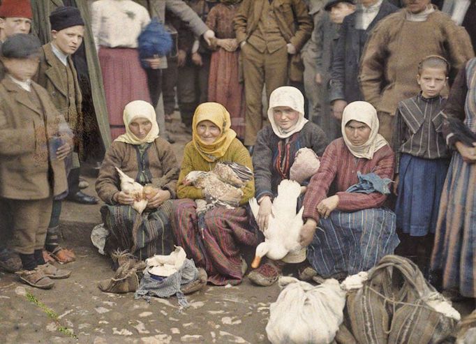 Lidé na tržišti. Kruševac, Srbsko, rok 1913