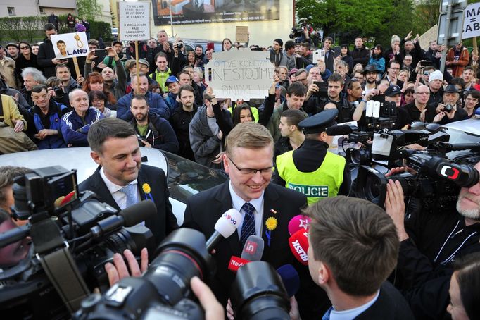 Přes dav se musel probojovat také předseda lidovců, kterého v hotelu Imperial čekalo jednání o současné politické krizi.