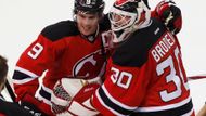 Nejvíce zatím na trhu volných hráčů vydělal někdejší kapitán New Jersey Devils Zach Parise (vlevo), který podepsal třináctiletý kontrakt s Minnesotou. Ročně si vydělá sedm a půl milionu dolarů. Naopak v dresu "Ďáblů" zůstává veterán Martin Brodeur (vpravo), jenž prodloužil kontrakt o další dvě sezony.