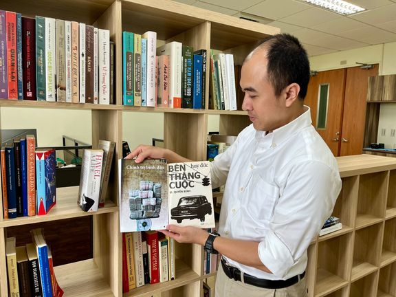 Trinh Huu Long s knihami uvězněných novinářů.