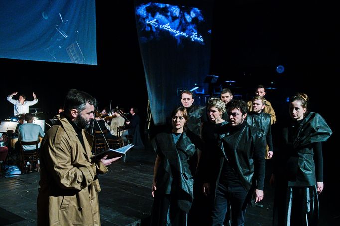 Zleva dirigentka Gabriela Tardonová, herec Lukáš Rieger, zpěváci Aneta Podracká Bendová, Tomáš Chloupek, Jana Vondrů, Libor Skokan, Pavel Slivka, Aleš Janiga a další.