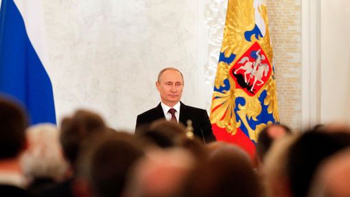 Ruský prezident Vladimir Putin v Kremlu promlouvá k federálnímu shromážděn.