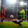 LM, Bayern - Barcelona: Thomas Müller, gól na 1:0; Valdes