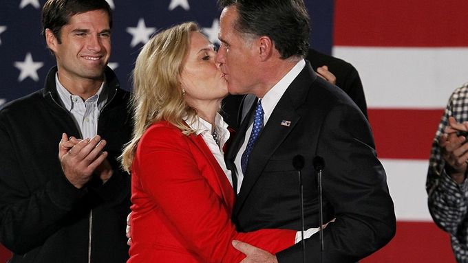 Bylo to těsné, ale Mitt Romney nakonec potvrdil roli favorita.