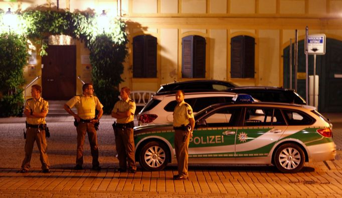 Policie po explozi posílila hlídky v ulicích Ansbachu.