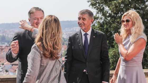 Foto: Mike Pompeo v Česku. Pocta hrdinům, pivo a jednání s českými špičkami