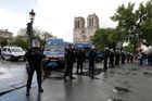 Pařížští policisté postřelili útočníka s kladivem, 900 lidí zůstalo zamčených v katedrále Notre-Dame