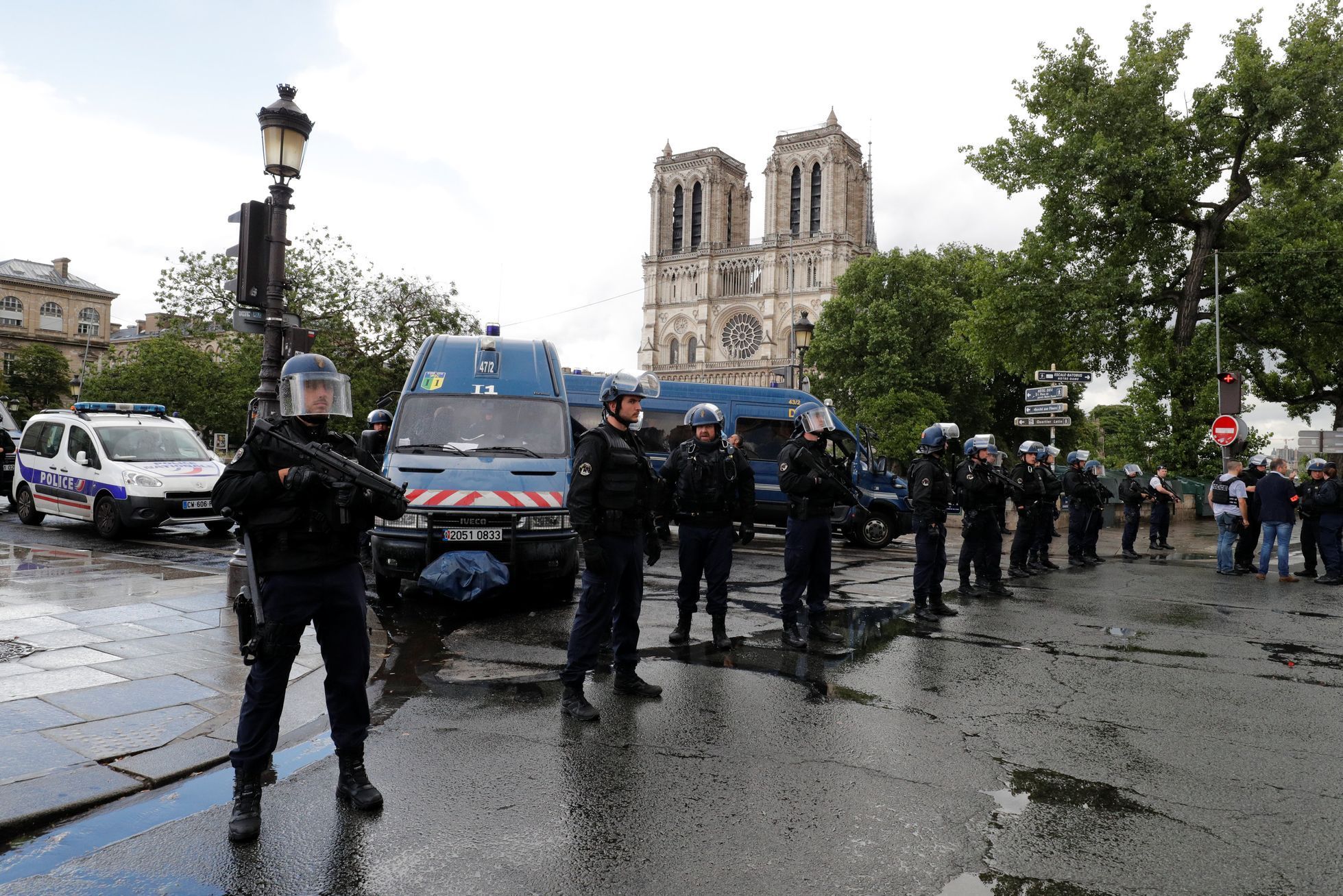 Střelba u Notre-Dame, Paříž