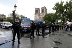 Pařížští policisté postřelili útočníka s kladivem, 900 lidí zůstalo zamčených v katedrále Notre-Dame