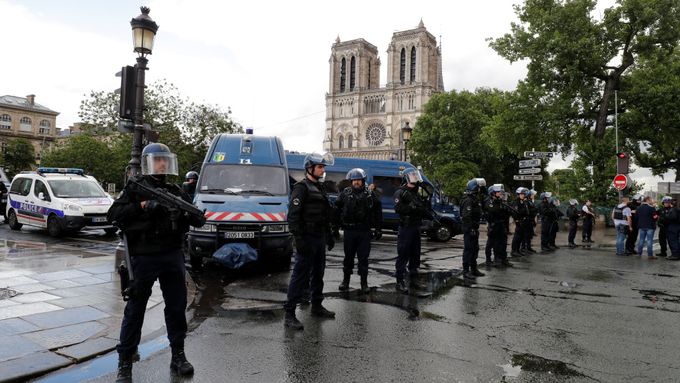 Policisté okolí katedrály uzavřeli.