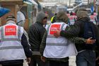 Francouzské úřady nařídily lidem žijícím v provizorních stanech v táboře nazývaném "Džungle", aby opustili jeho jižní část.