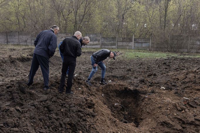 Lidé ve městě Kramatorsk obhlížejí místo, kam dopadla raketa Kalibr. Rusové je odpalují z lodí v Černém a Kaspickém moři.