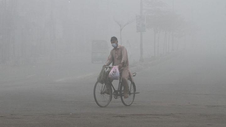 Toxický smog vyvolal v Pákistánu páté roční období, umírají kvůli němu děti