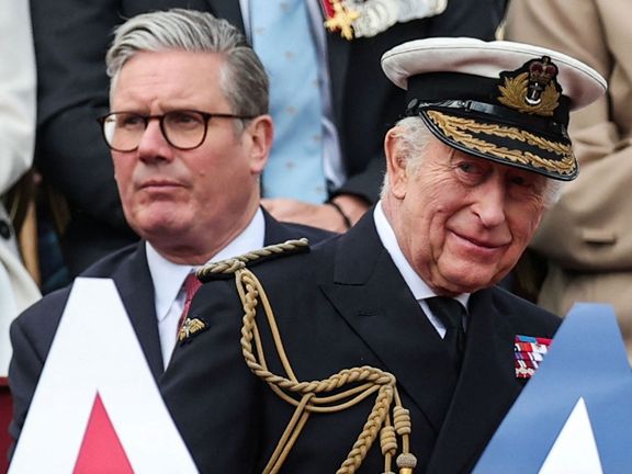 Britský premiér Keir Starmer a král Karel sledují vojenskou přehlídku k výročí 80 let od vítězství ve druhé světové válce.