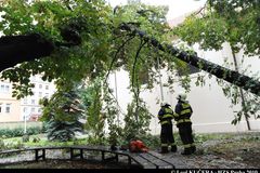 Olomoucký kraj zasáhly bouřky, ve Šternberku padaly střechy