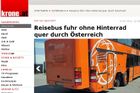 Vídní se řítil plný český autobus, neměl zadní kolo