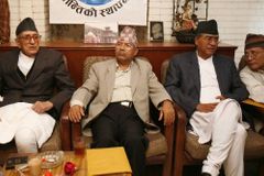 Nepálský král ustoupil, nejistota trvá