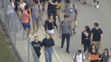 Letecké záběry: Studenti v USA vyšli ze škol. Bojují za omezení zbraní