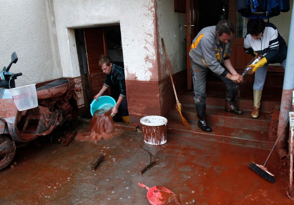 Maďarské vesnice zaplavily jedovaté kaly