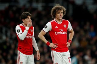 David Luiz a Hector Bellerin v utkání play off Evropské ligy proti Olympiakosu Pireus.