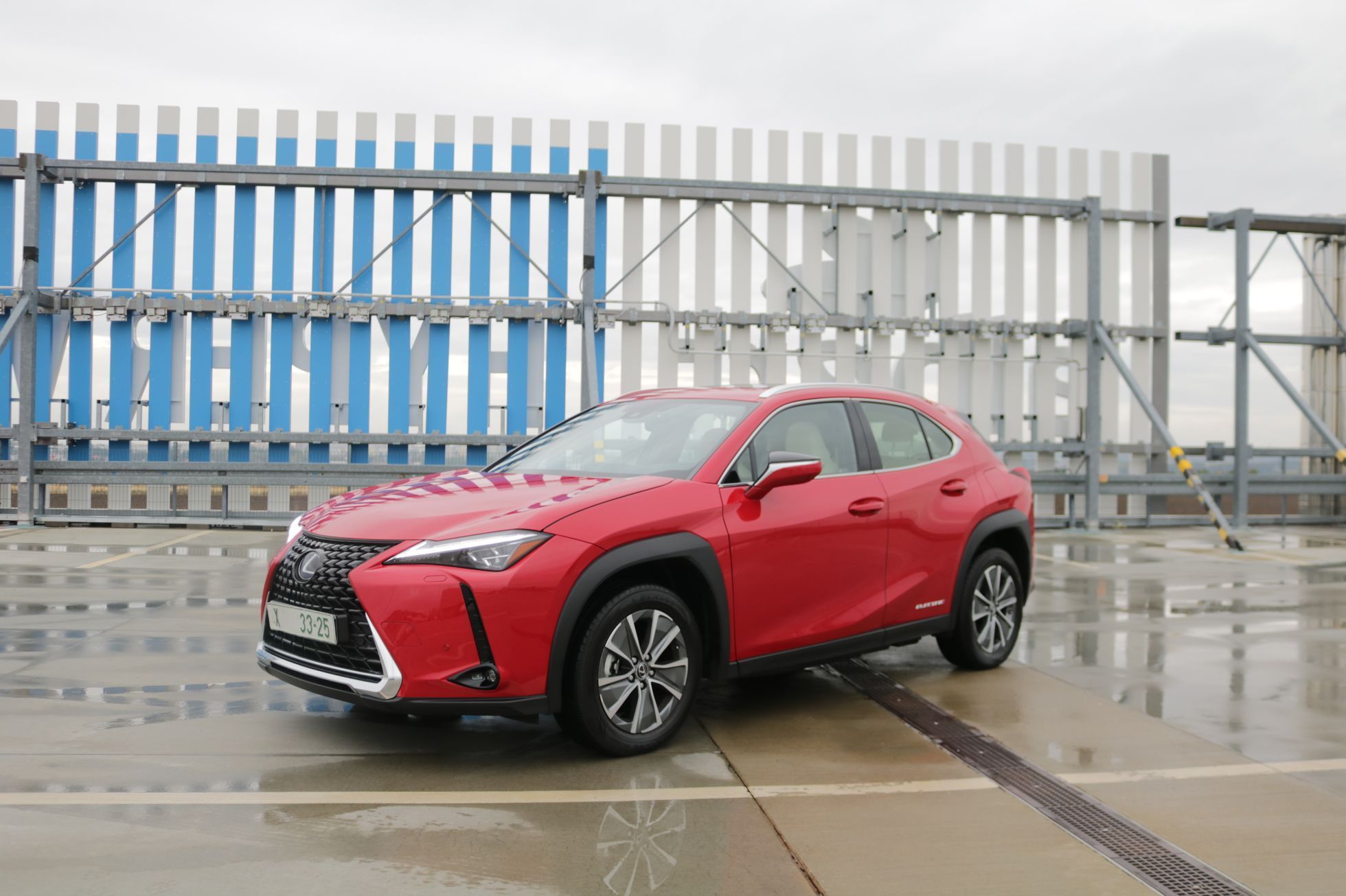 Lexus UX300e elektromobil