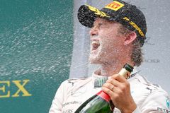 Rosberg obhájil loňský triumf, Hamilltona zbrzdil trest