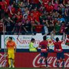 Fotbalisté Osasuny slaví gól v utkání La Ligy 2012/13 s Barcelonou.