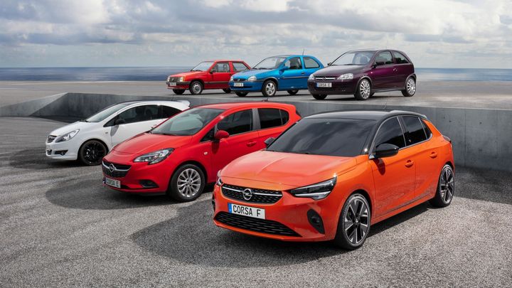 Včera kompakt, dnes nákupní taška. Podívejte se, o kolik narostla auta za 50 let.; Zdroj foto: Opel