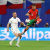 Vladimír Coufal a João Cancelo v zápase Eura 2024 Portugalsko - Česko