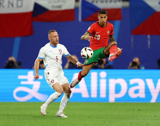 Vladimír Coufal a João Cancelo v zápase Eura 2024 Portugalsko - Česko