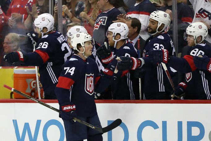 T.J. Oshie (74) slaví gól v síti Finska.